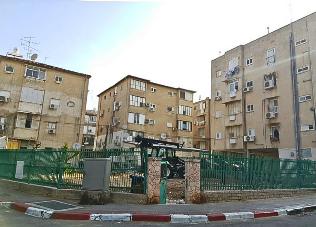 8 Spinoza Street, Rishon Lezion — Before